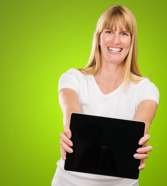 Jeune femme heureuse tenant tablette numérique — Photo