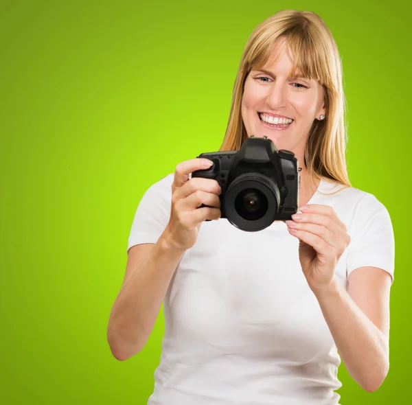 Glückliche junge Frau blickt in die Kamera — Stockfoto