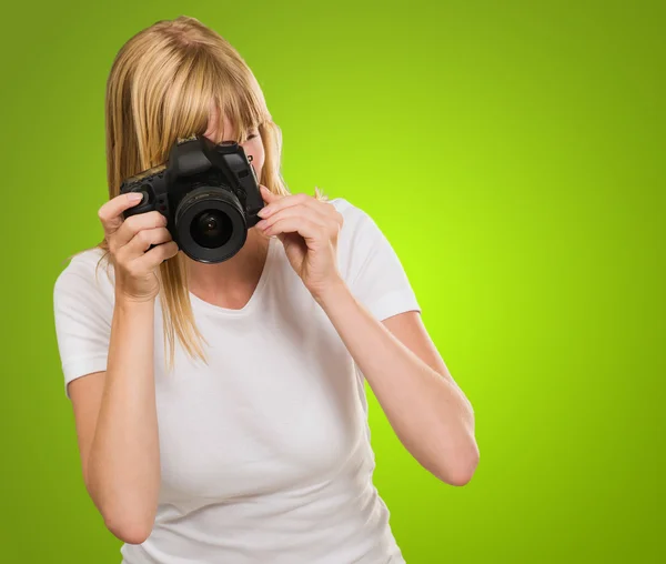 Junge Frau fotografiert — Stockfoto