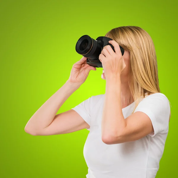 Junge Frau fotografiert — Stockfoto