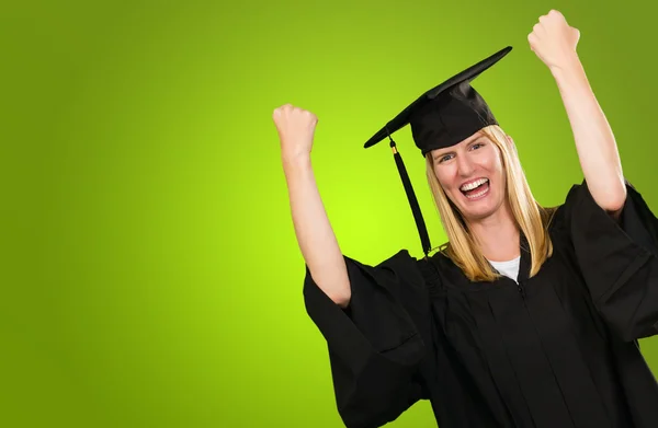 Glad graduate kvinna i klänning — Stockfoto