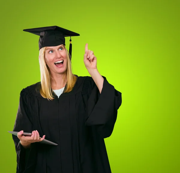 Mujer graduada sosteniendo tableta digital — Foto de Stock