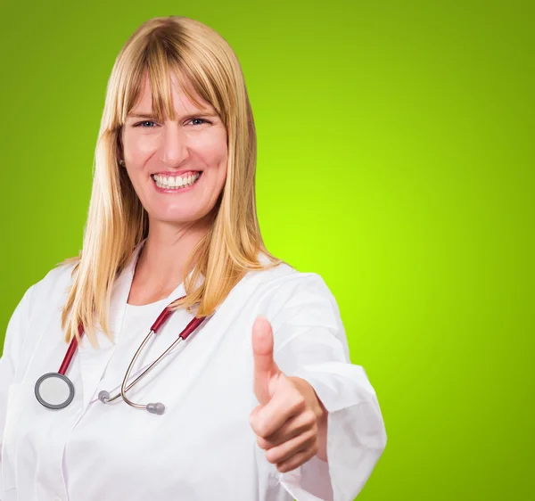 Médico femenino mostrando pulgar hacia arriba — Foto de Stock