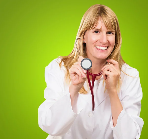 Estetoscopio feliz del doctor que sostiene — Foto de Stock