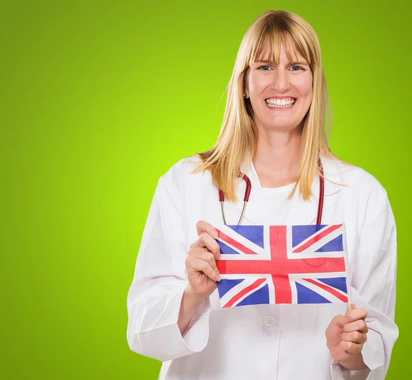 Doutor feliz segurando bandeira britânica — Fotografia de Stock