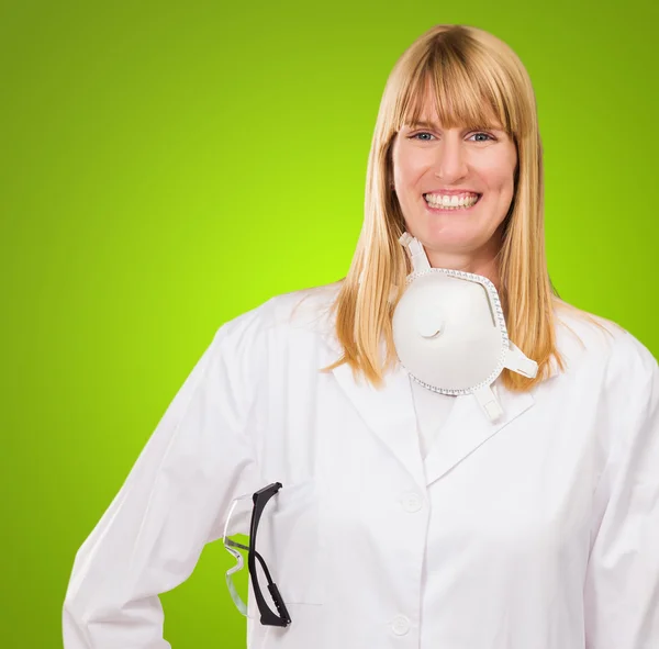 Médico femenino con máscara protectora alrededor del cuello — Foto de Stock