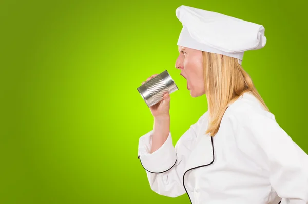 Ženské šéfkuchař drží plechovou křik — Stockfoto