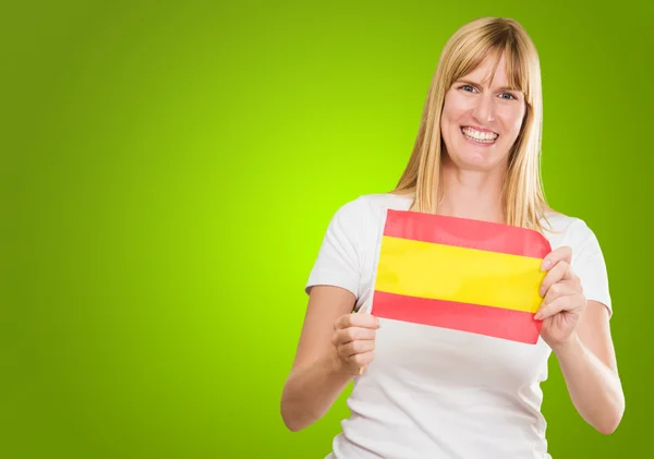 Mulher feliz segurando bandeira espanhola — Fotografia de Stock