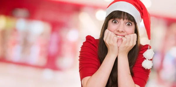 Donna estremamente eccitata che indossa un cappello di Natale — Foto Stock