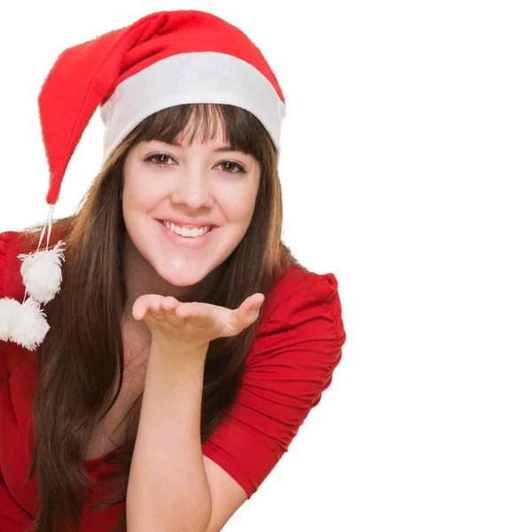 Mulher vestindo um chapéu de Natal e soprando um beijo — Fotografia de Stock