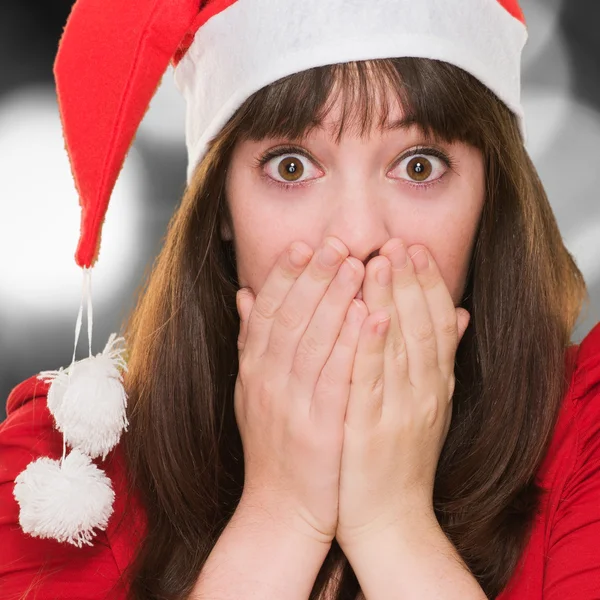 Gros plan d'une femme de Noël surprise couvrant sa bouche — Photo