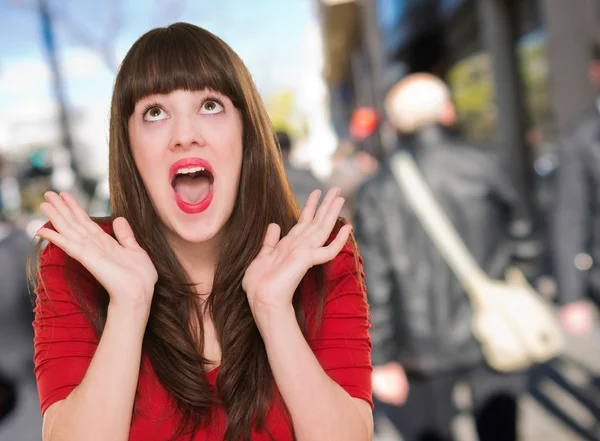 Kvinnan bär rött läppstift och letar upp — Stockfoto