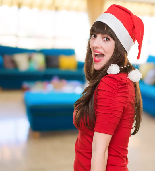 Mulher feliz usando um chapéu de Natal — Fotografia de Stock