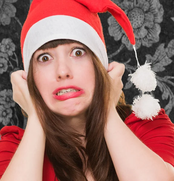 Verängstigte Frau mit Weihnachtsmütze — Stockfoto