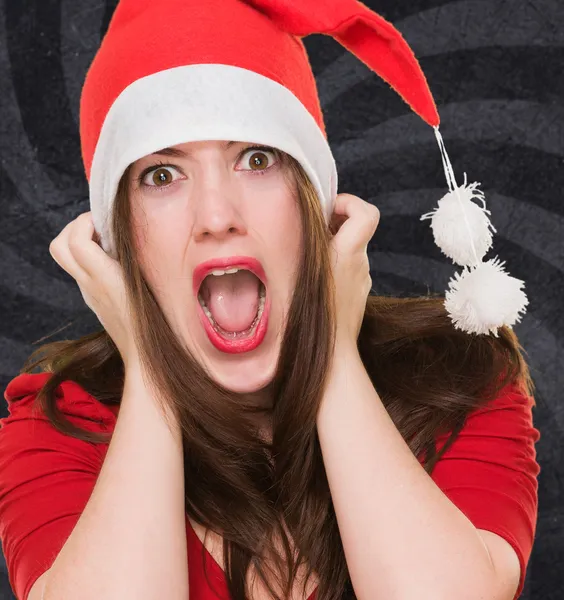 Яростная женщина в рождественской шляпе — стоковое фото