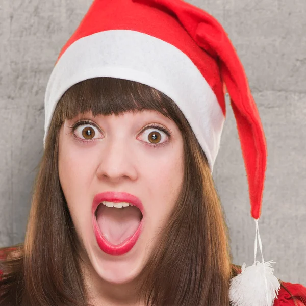 Primo piano di una donna sorpresa che indossa un cappello di Natale — Foto Stock