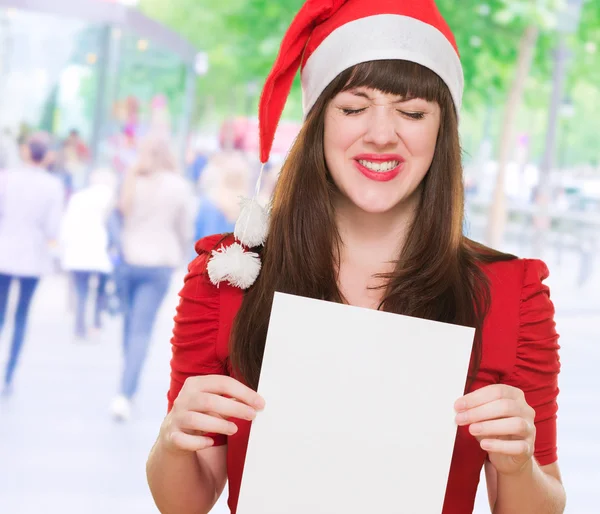 空白の名刺を保持している動揺クリスマス女性 — ストック写真