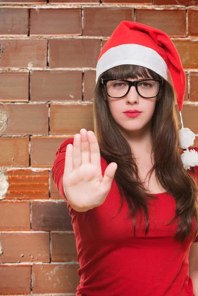 Рождественская женщина делает стоп жест — стоковое фото