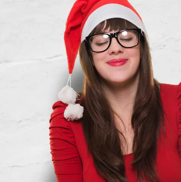 Donna di Natale indossando gli occhiali ed esprimendo un desiderio — Foto Stock