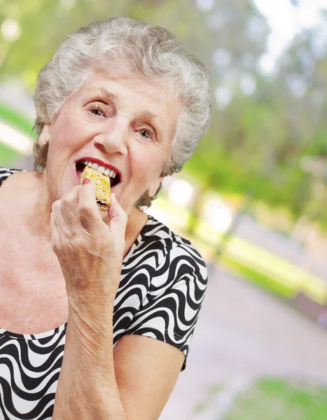 Mujer madura comiendo — Foto de Stock