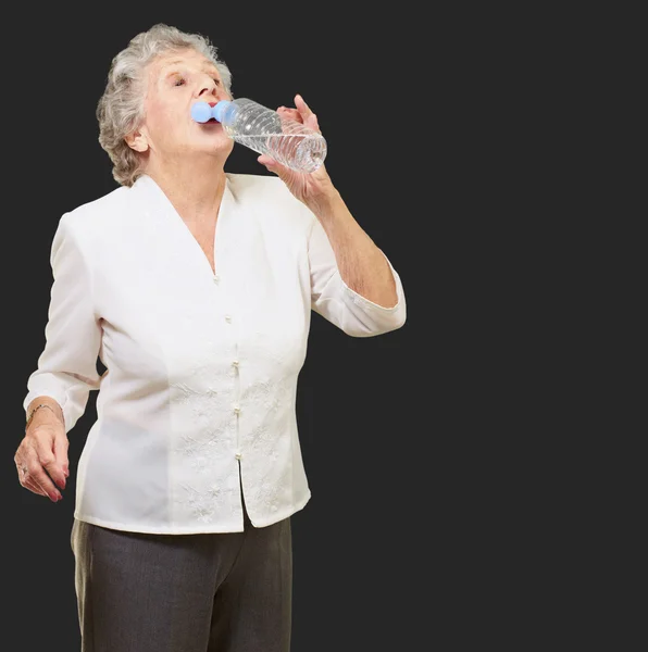 Mogen törstig kvinna dricksvatten — Stockfoto