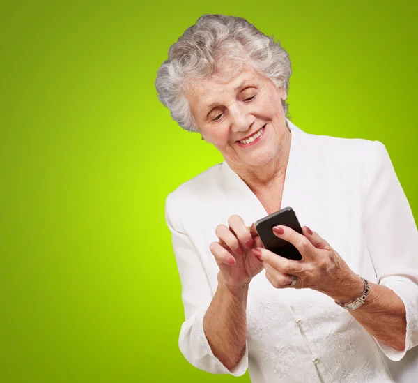 Starszy kobieta przy użyciu telefonów komórkowych — Zdjęcie stockowe