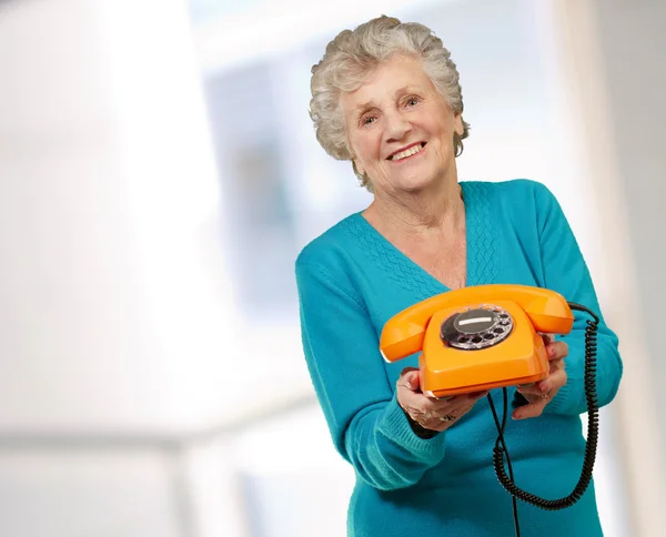 Reife, glückliche Frau mit Telefon — Stockfoto