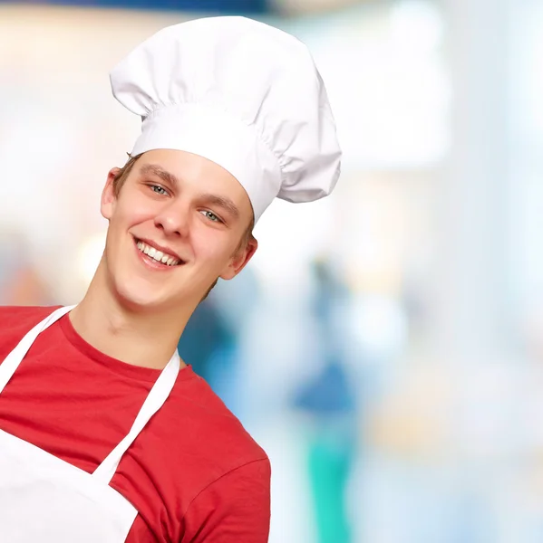 Retrato de jovem cozinheiro homem interior — Fotografia de Stock