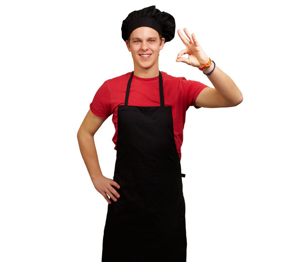 Мужчина шеф-повар показывает хорошо знак руки
