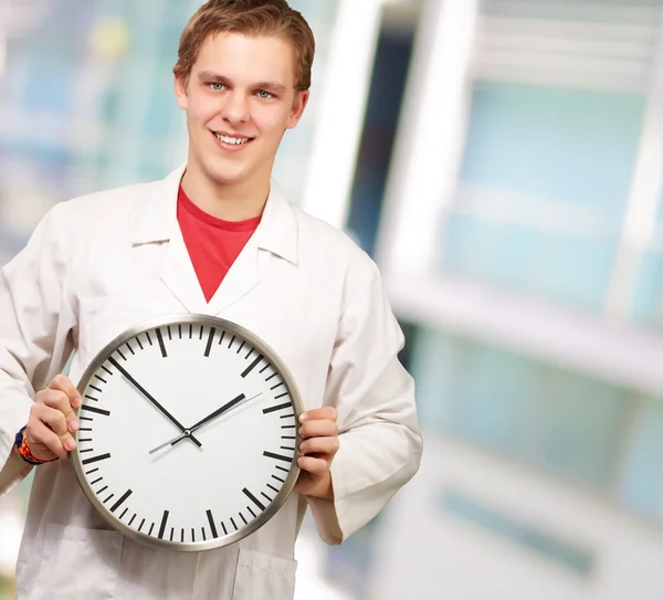 Retrato de un médico sosteniendo un reloj —  Fotos de Stock