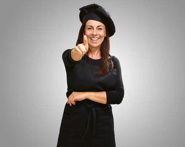 Mulher feliz mostrando polegar para cima — Fotografia de Stock