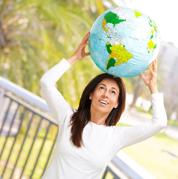 Mujeres con globo en la cabeza — Foto de Stock