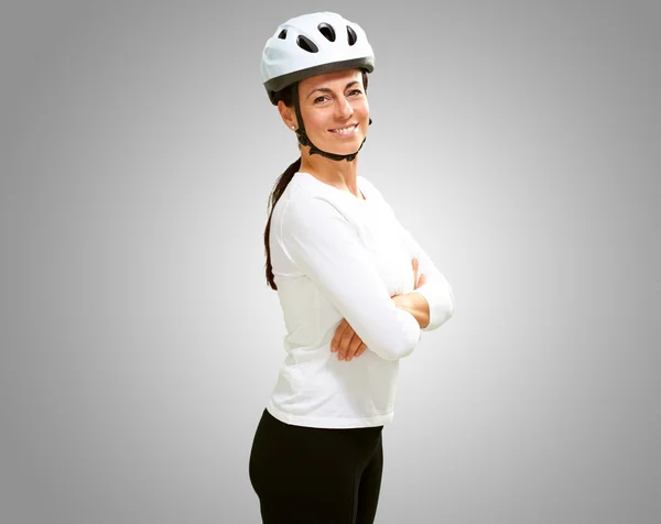 Femme portant un casque avec les mains pliées — Photo