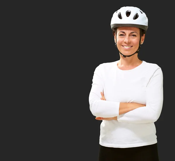 Frau trägt Helm mit gefalteten Händen — Stockfoto