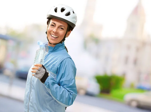 Retrato de ciclista mujer de mediana edad — Foto de Stock