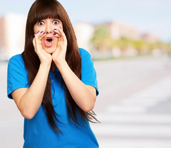 Portrait of a teenager screaming — Stock Photo, Image