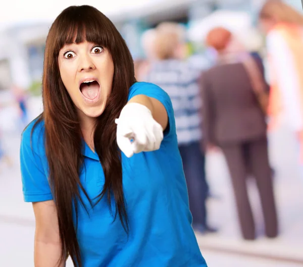 Mujer gritando y señalando dedo — Foto de Stock