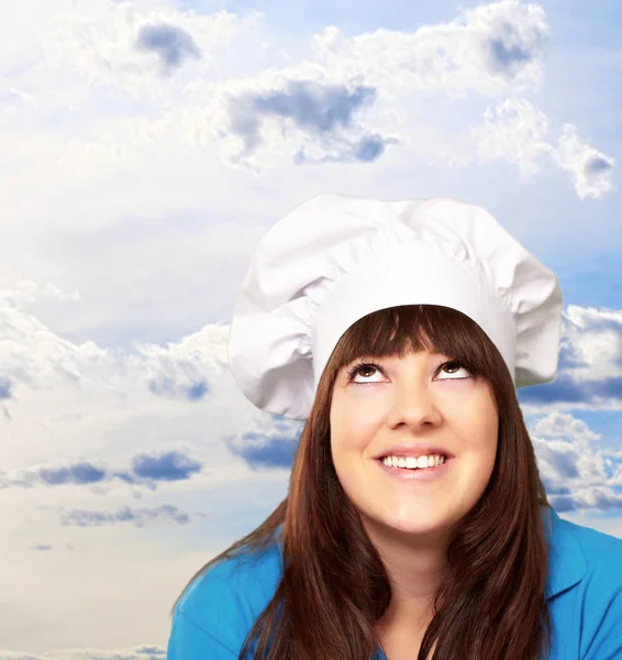 Portrait d'une cuisinière levant les yeux — Photo