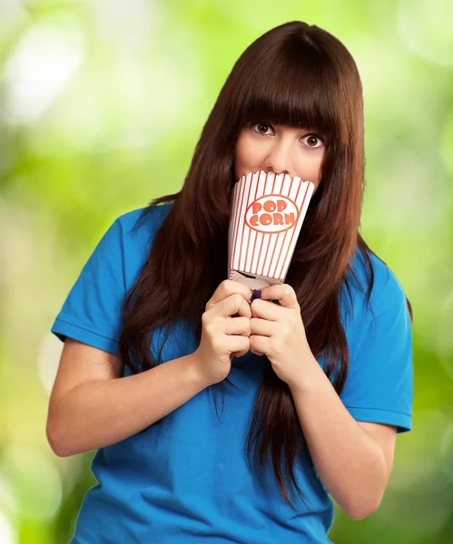 여자 잡고 빈 팝콘 패킷 — 스톡 사진