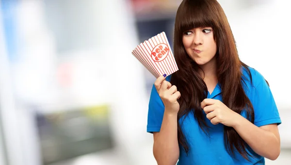 Ragazza con un pacchetto di popcorn vuoto — Foto Stock