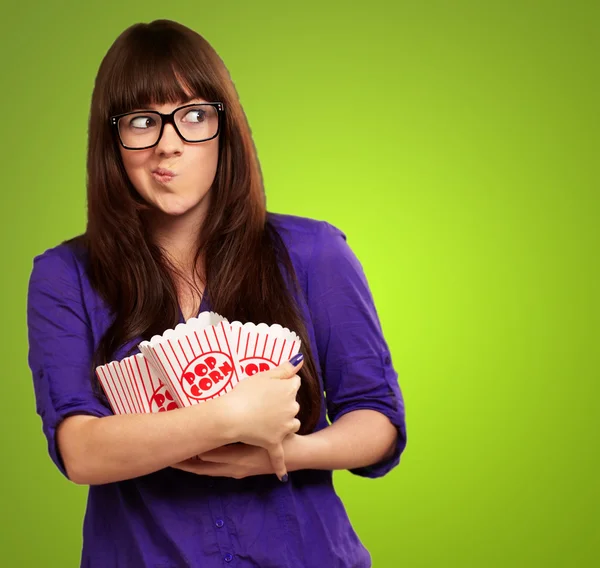 Dívka hospodářství prázdný popcorn paket — Stock fotografie