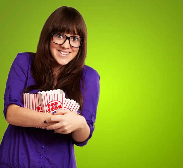 Portret van een jonge vrouw met popcorn container — Stockfoto