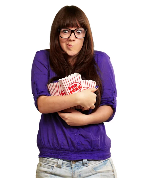 Portret van een jonge vrouw met popcorn container — Stockfoto