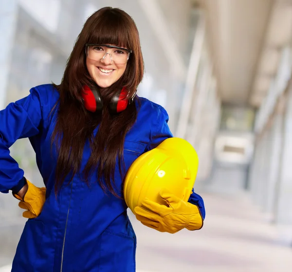 Porträt einer jungen Arbeiterin — Stockfoto