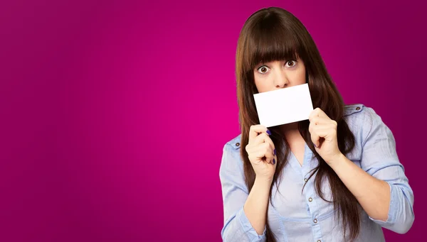 Mujer sosteniendo tarjeta en blanco —  Fotos de Stock