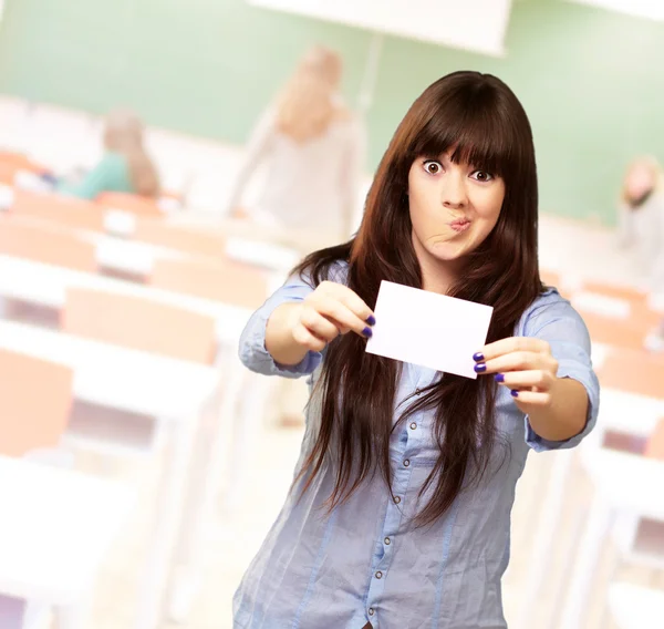 Lustiges Mädchen zeigt leeres Papier — Stockfoto