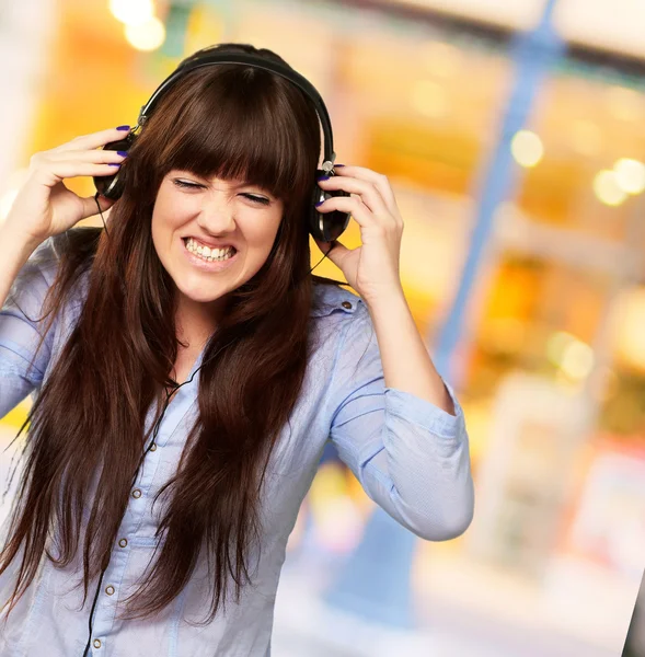 Irritera flicka lyssnar musik — Stockfoto
