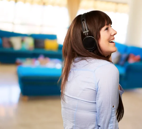 Mujer feliz usando auriculares — Foto de Stock