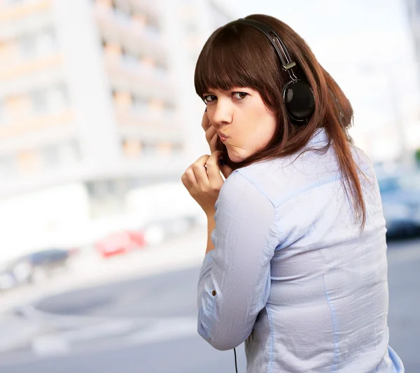 Kvinna med hörlurar och smutsigt läppar — Stockfoto