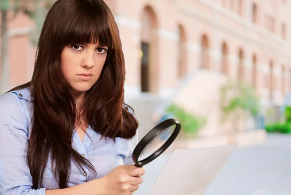 Portrait Of A Girl Holding A Magnifying Glass And Paper — Stock Photo, Image
